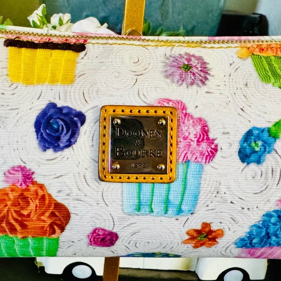 Dooney & Bourke Colorful Cupcake Barrel Bag white & tan leather silver EUC - Picture 16 of 16